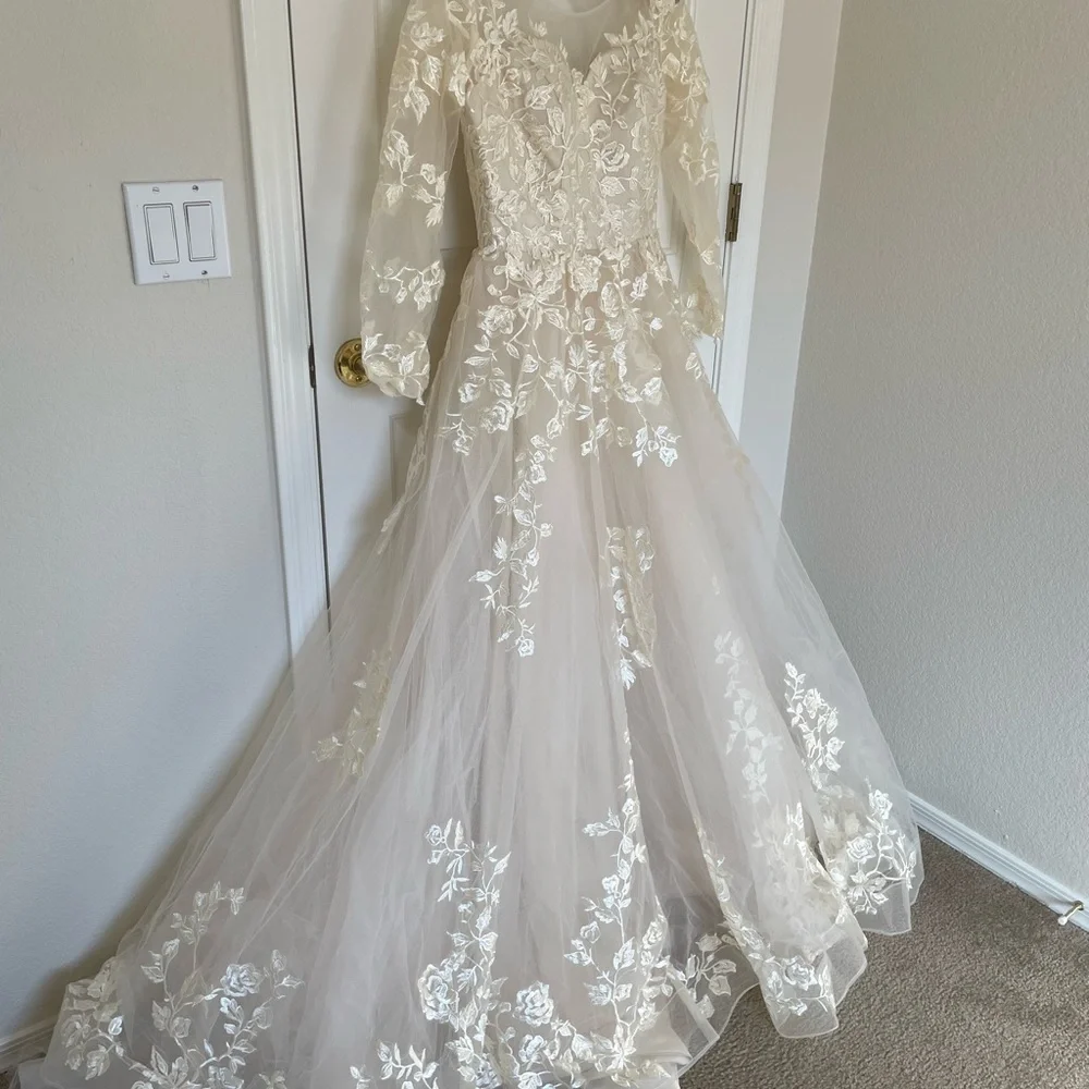 Gorgeous champagne lace wedding gown - Picture 3 of 12